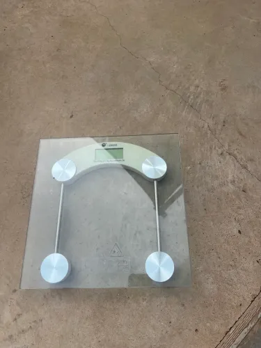 Balança pesa até 180kg