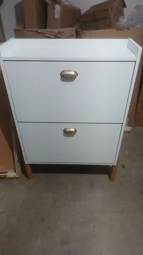 Vendo uma sapateira nova por 300 reais.