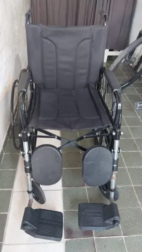 Cadeira de rodas semi nova