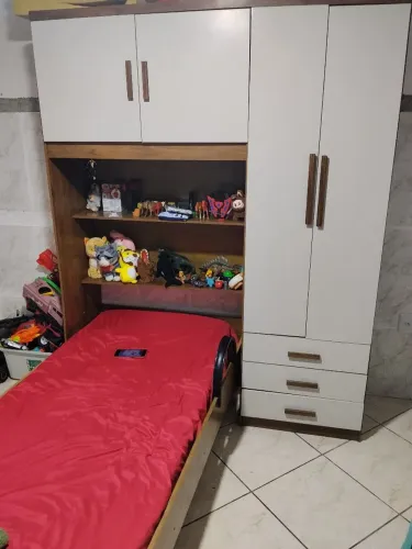 Guarda roupa com cama
