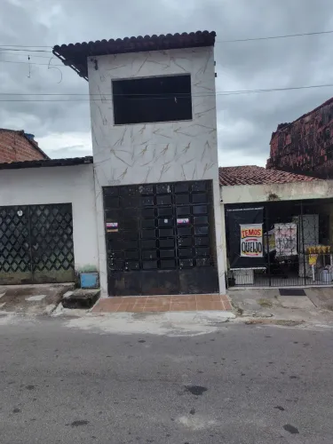 Casa reformada Duplex independente com quartos e banheiro tanto em cima como embaixo .