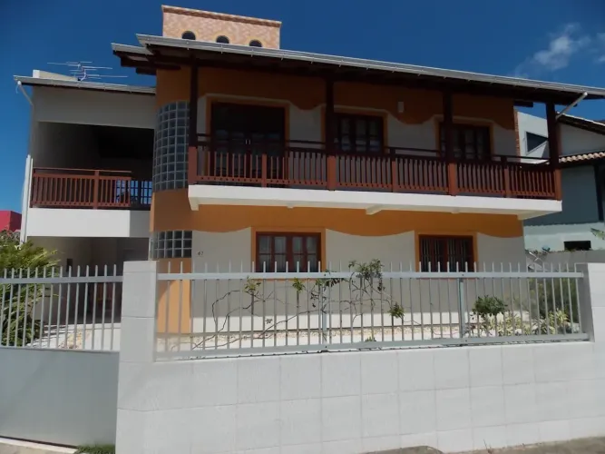Casa com 4 quartos ( sendo 1 suíte ) 3 banheiros, 2 salas, varanda, garagem para 3 carros