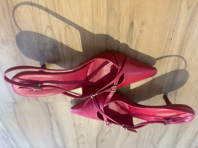 Sapato Vermelho Feminino com Tiras - Elegante e Estiloso ?