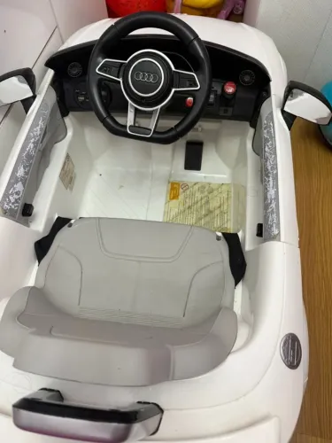 Carrinho elétrico Audi TT RS