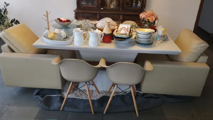 Mesa de jantar com cadeiras e poltronas