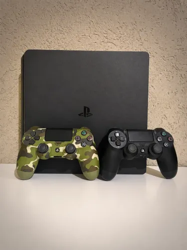 PlayStation 4 Slim 1TB + 2 Controles originais