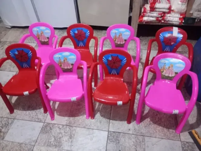 ACEITO PROPOSTAS!!! Kit: 4 Cadeiras Vermelhas Teia De Aranha + 4 Cadeiras Rosa Princesa