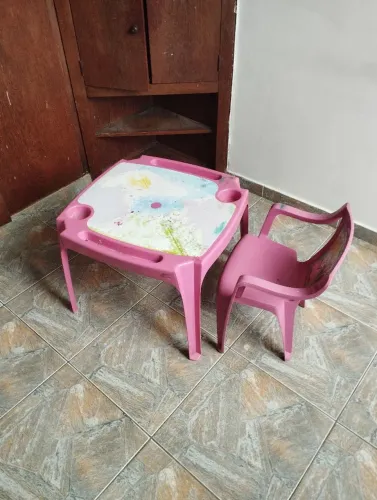 Mesa infantil com uma cadeira