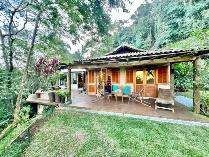 Casa em Terreno Amplo com Piscina, Área Gourmet e 3 Suítes Integradas à Natureza
