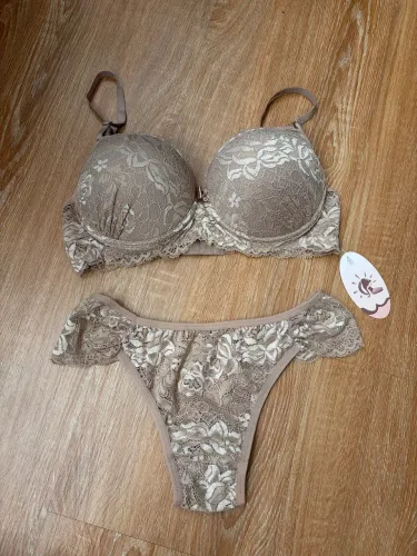 Conjunto de lingerie com renda, na cor champanhe, tamanho G.