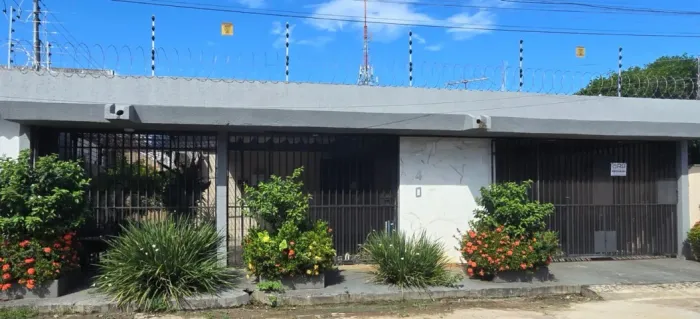 Casa grande com 4 quartos (3 suítes) perto de tudo no bairro Isaura Parente
