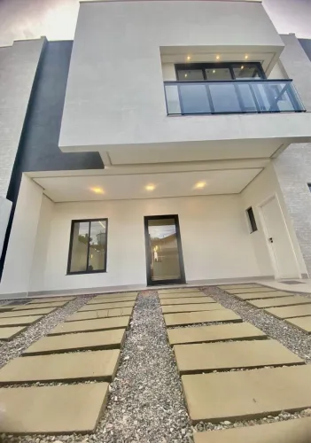 CASA COM TRÊS QUARTOS E GARAGEM BAIRRO LIBERDADE