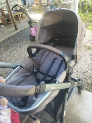 Carrinho de bebe que vira várias posições e sãi como Moisés