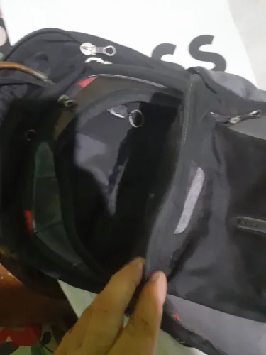 Vendo mochila ótima pra notbook não está nova tem uma parte desfiando ainda dá pra usar