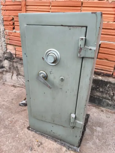 Vendo Cofre de aço e concreto