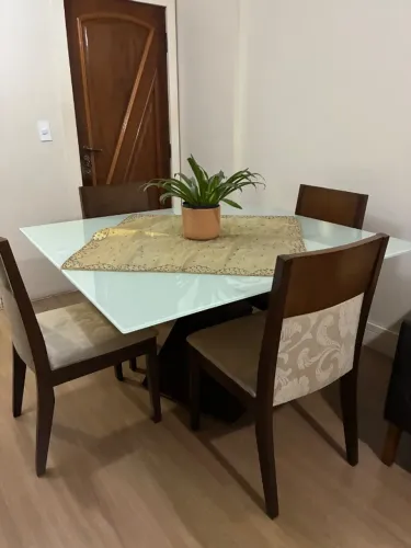 Mesa de jantar quadrada com 04 cadeiras