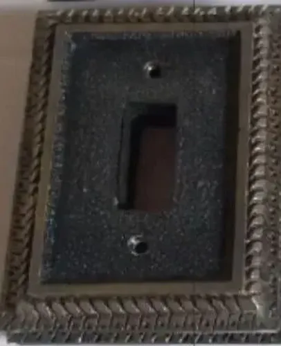 Tomada e interruptor bronze antigo