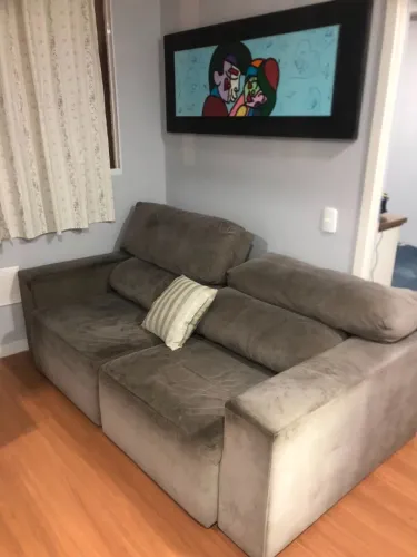 Sofá Retro 3 lugares Cinza, estilo clássico com encosto dobrável e confortável. 