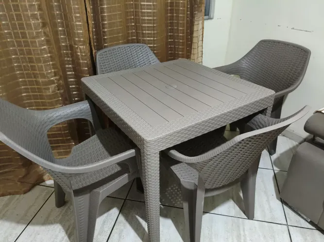 Mesa trançada com 4 cadeiras 