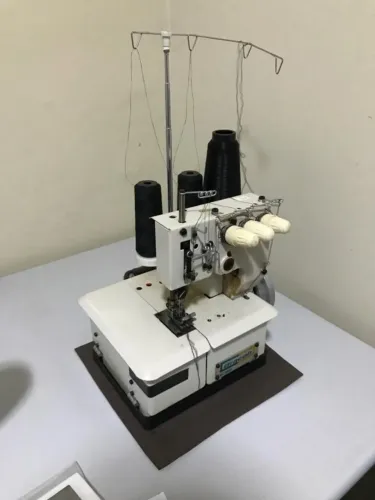 Máquina de Costura Galoneira Portátil - 2 Agulhas, 3 Fios