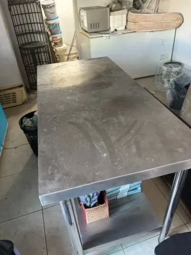 MESA DE AÇO INOX COM PRATELEIRA - USADA