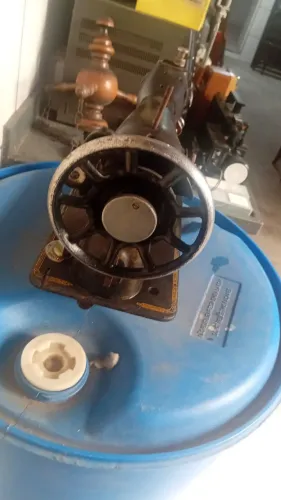 Maquina de costura marca singer com motor.