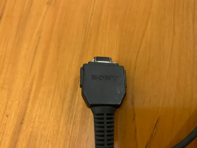 Kit Sony Cyber-shot: Carregador BC-CSGC + Cabo Original USB/AV VMC-MD1