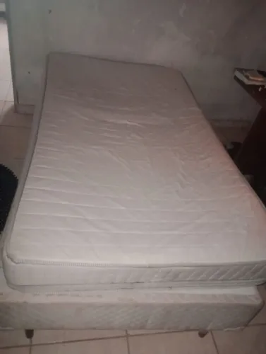 Cama de casal c colchão de molas com parte de baixo tipo gaveta