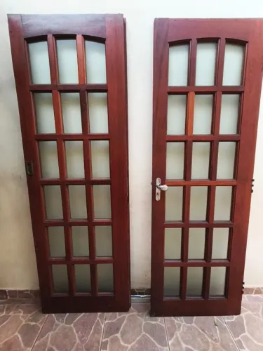 Porta de madeira com vidro