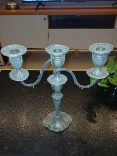 Candelabro com 3 braços em metal 