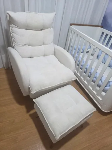 Cadeira amamentação com base de descaso, gira e balança. 