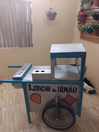 Carro de lanche espaçoso já com os letreiros feito apenas r$ 350 para vender logo