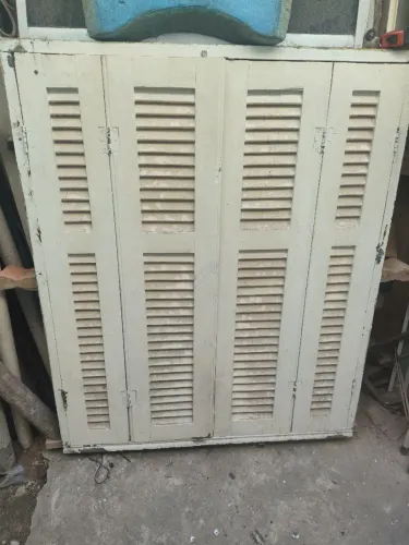 Janela antiga de peroba em perfeito estado e completa com veneziana