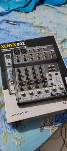 Mesa de som Behringer 802