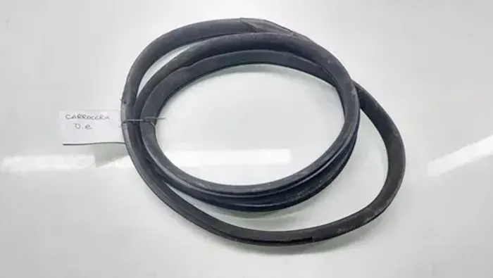 Borracha Carroceria Dianteira Esquerda Mercedes C200 2009