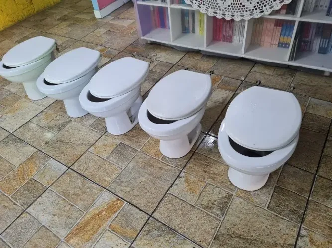 Bacias de banheiro infantil