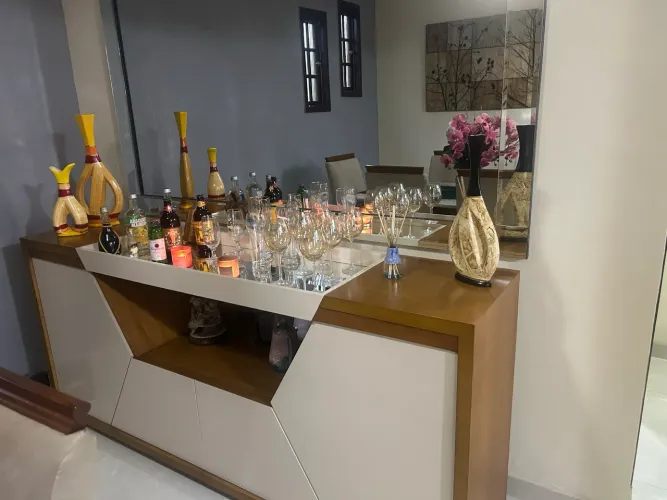 Buffet / Aparador Moderno com Tampo Espelhado - Excelente Estado