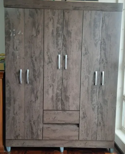 Guarda Roupas de solteiro Altura 182 cm x Largura 135 cm x Profundidade 47 cm.