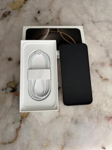 iPhone 16 Pro Max 256GB, natural titanium, batería 97%