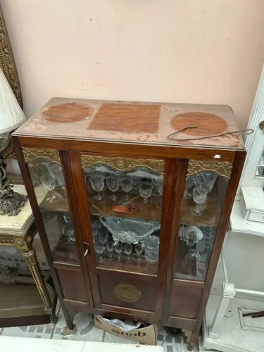CRISTALEIRA ANTIGA EM MADEIRA COM DETALHES EM METAL