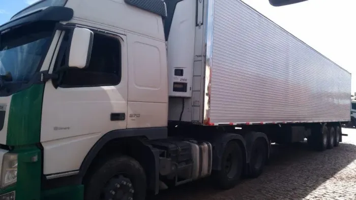 Volvo fm com carreta frigorífica