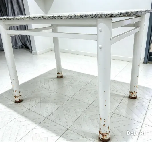 Mesa com tampo de mármore branco