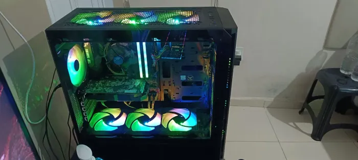 Gabinete gamer com as ventoinhas funcionando ( lembrando apenas ele e as ventoinhas)
