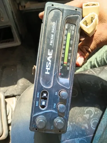 AM/FM antigo da marca HSAE, com botões de volume, sintonia, tom e balanço usando