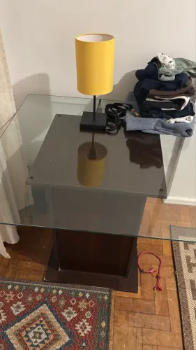 Mesa com tampa de vidro 