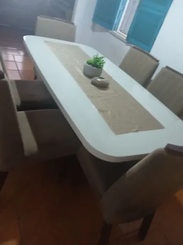Mesa retangular com tampa de vidro e 6 cadeiras estofadas