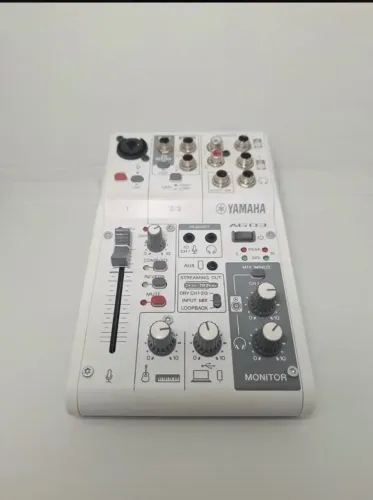 MESA DE SOM YAMAHA AG03