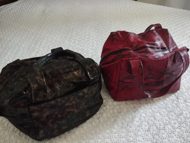 Bolsas de couro ((as duas)).