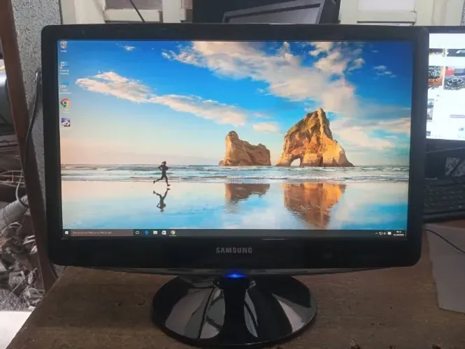 Vendo monitor 22 polegadas Samsung modelo B2230 saída VGA e DVI não tem HDMI em perfeito f