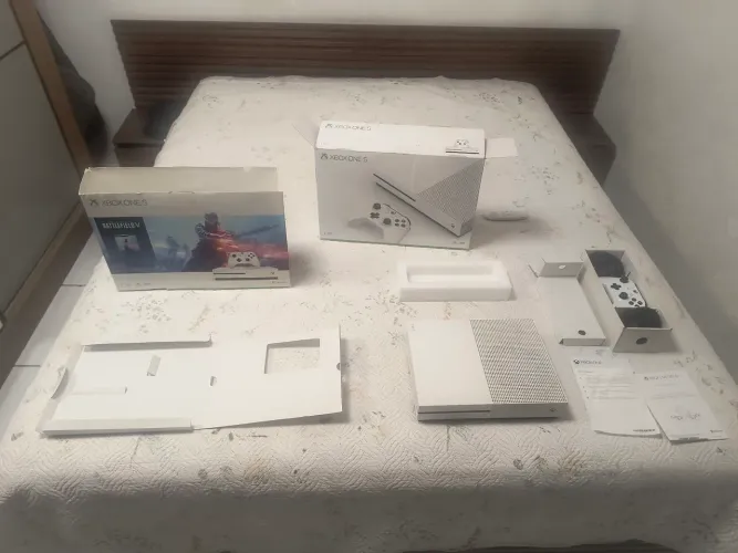 vendo Xbox one S perfeito estado c todos cabos e embalagens !